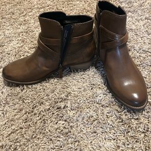 Tamaris brown booties